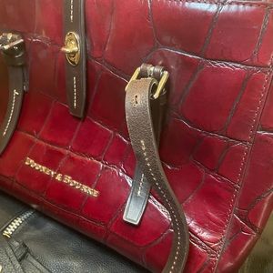 Dooney And Bourke purse in Excellent Condition!!